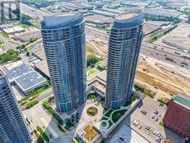 Building Photo - 125 Village Green Square