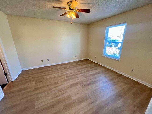 Building Photo - 1 Level*Spacious*Brick 2 Bed/2 Bath Duplex...