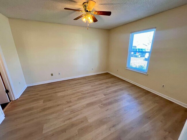 Foto del edificio - 1 Level*Spacious*Brick 2 Bed/2 Bath Duplex...