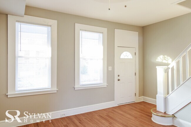 Building Photo - Feel comfortable in this 4BR 2BA townhome