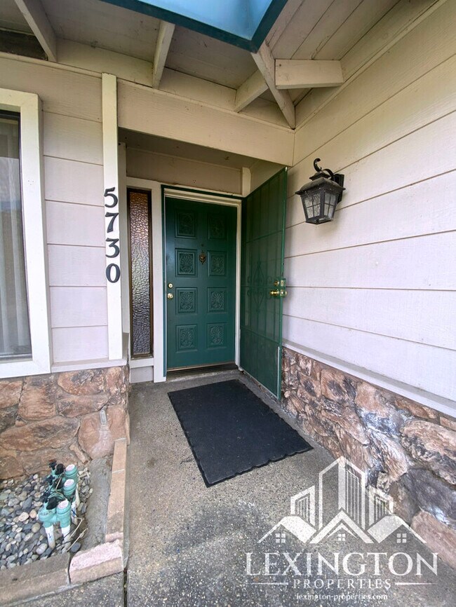 Building Photo - Beautiful, 3BD/2BA +Bonus Rooms, Bungalow ...