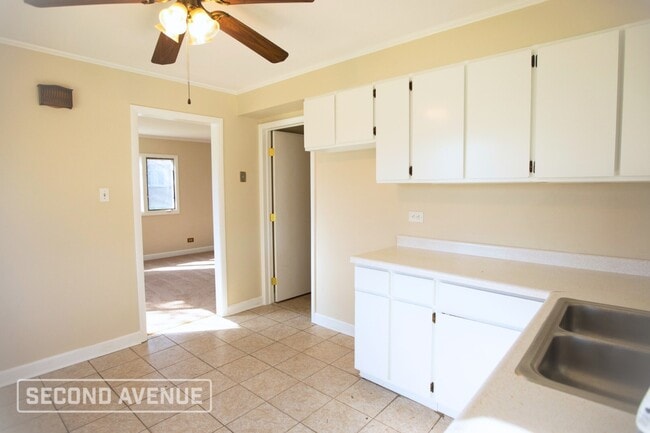 Building Photo - 490 Shabbona Dr