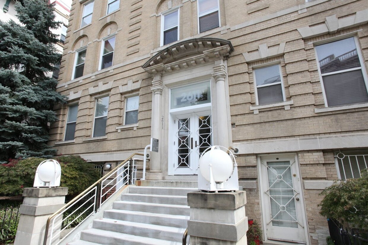 Foto principal - Charming 1 BR/1 BA Top Floor Condo Unit in...