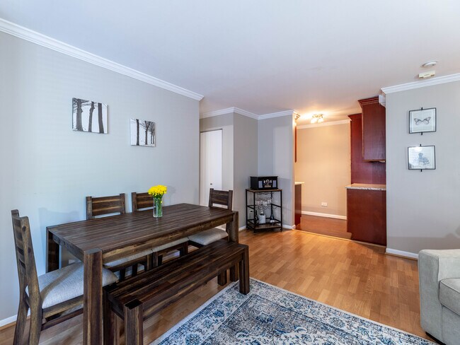 Dining Room - 435 W Oakdale Ave