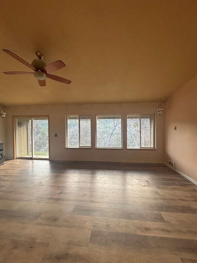 Foto del edificio - Coming Soon!! Lovely 3bdrm, 2 bath home by Emigrant Lake!!