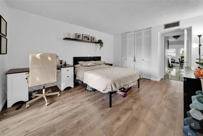 Foto del edificio - 4011 N Meridian Ave