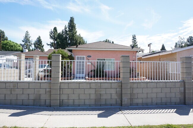 Foto del edificio - 8826 Quartz Ave
