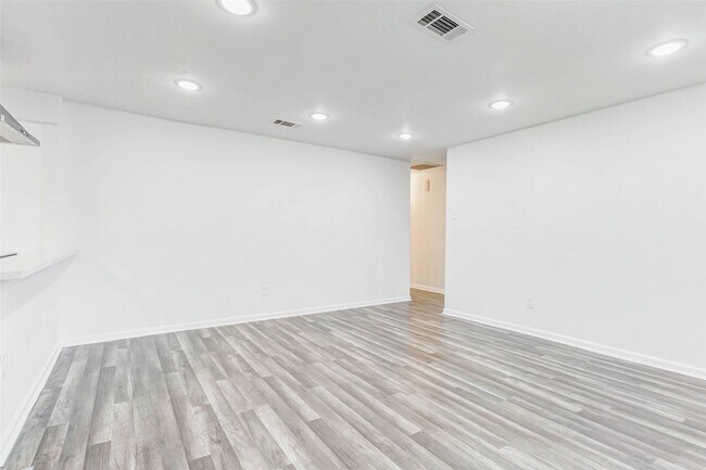 Foto del edificio - 3715 Heatherbloom Dr