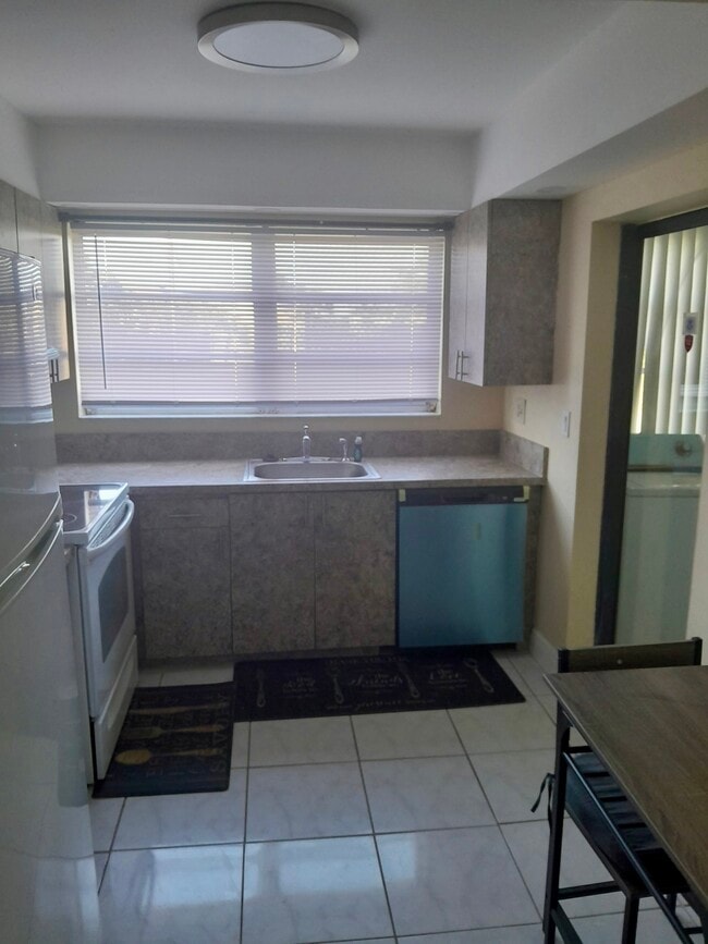 Foto del edificio - 2551 NW 41st Ave