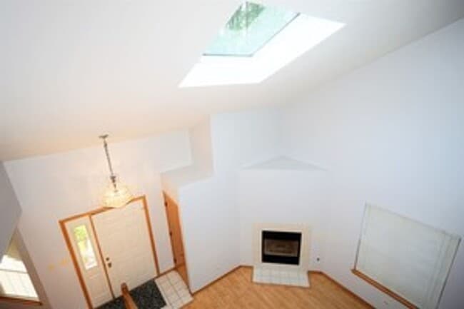 Building Photo - Beautiful 3 bedroom 2.5 Bathroom townhome