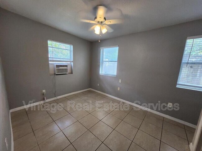 Foto del edificio - 4611 N Hubert Ave