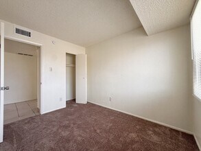 Building Photo - 5039 N 39th Dr