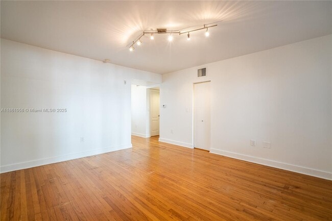 Building Photo - 2425 Flamingo Pl
