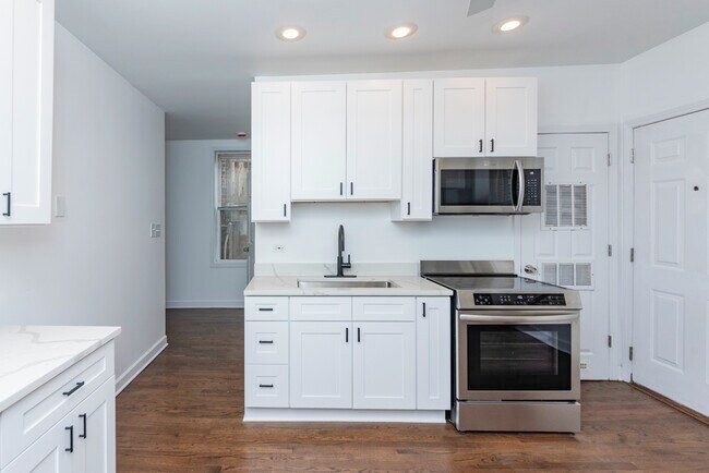 Building Photo - 1426 N Greenview Ave