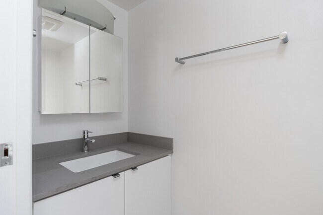 Photo du bâtiment - Hollyburn Plaza