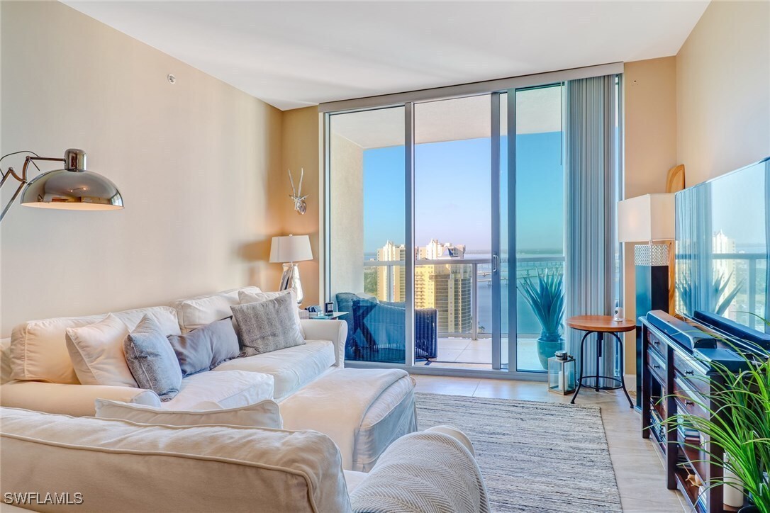 Foto principal - 3000 Oasis Grand Blvd