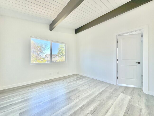 Building Photo - 820 Coronado Terrace
