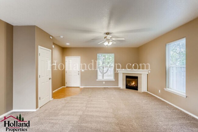 Building Photo - Spacious 3-Bedroom Townhouse with Modern C...
