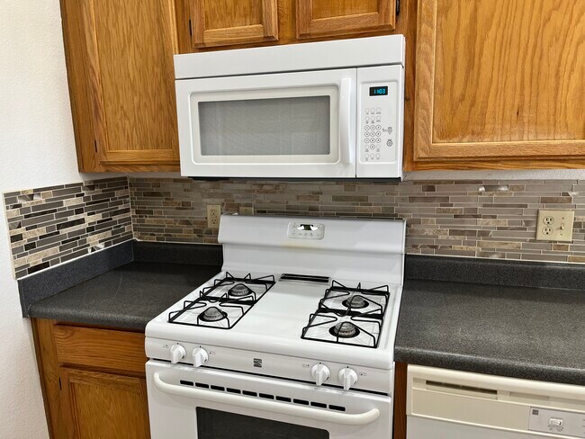 Building Photo - 4308 Sabana Loop SE