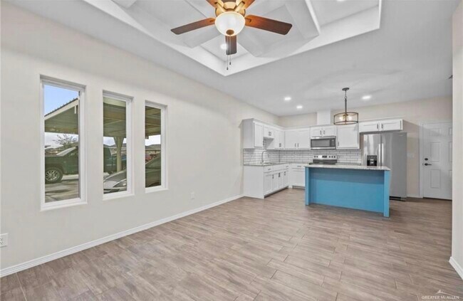 Building Photo - 908 W La Pointe Ave