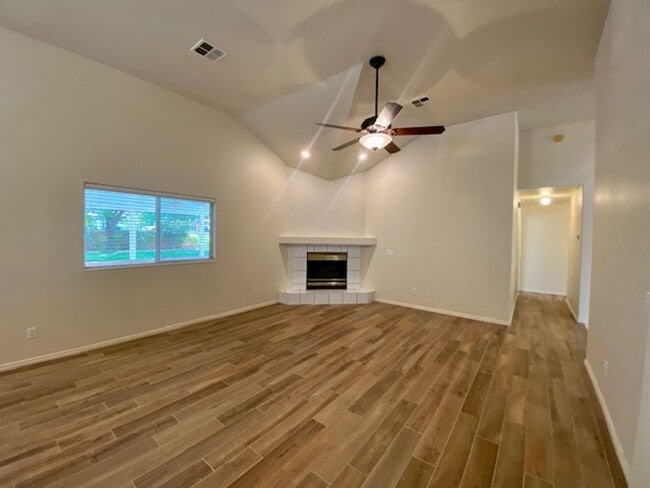 Building Photo - SPACIOUS HOME FOR RENT!