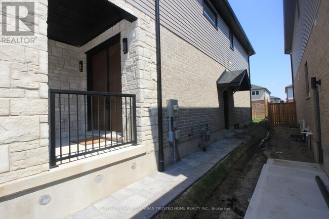 Building Photo - 2098 Saddlerock Ave