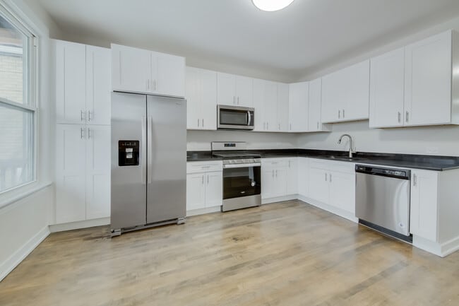 Building Photo - 2842 N Avers Ave