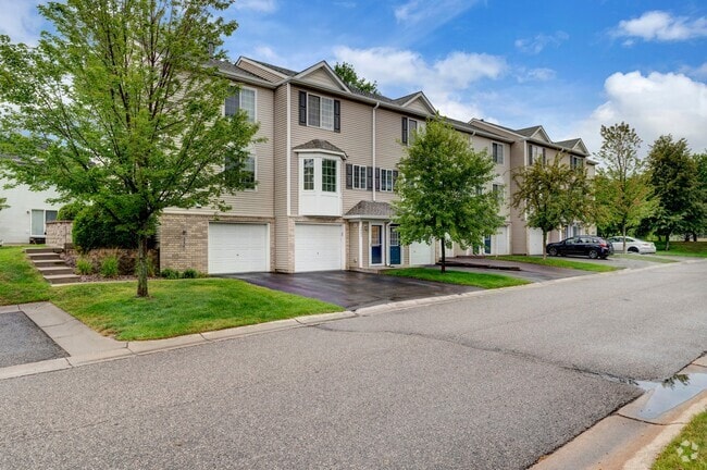 Building Photo - 2965 Village Ct