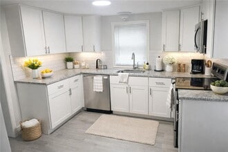 Building Photo - 15 Rock St