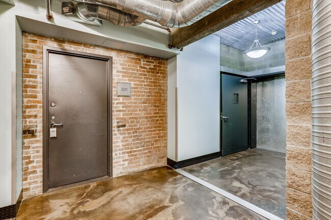 Foto del edificio - 3 Bedroom 2 Bath Loft Living At It's Finest In LODO! Wireworks Building