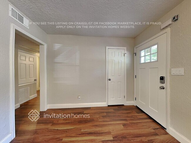 Foto del edificio - 822 Rosalia Dr