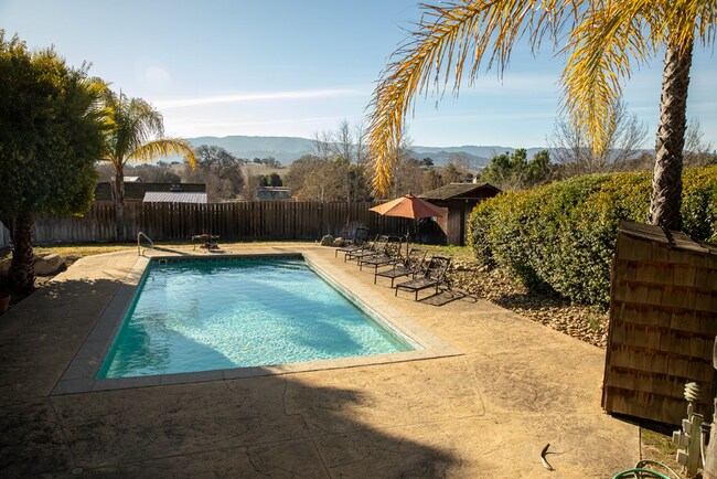 Foto del edificio - Janin Acers - Pool - Pet Friendly - FURNISHED OR UNFURNISHED