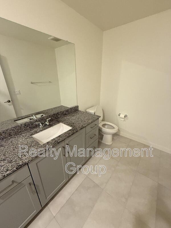 Building Photo - 5480 Shorefront Dr