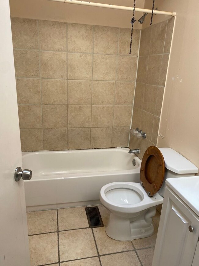 Building Photo - 3 Bedroom and 1 bathroom