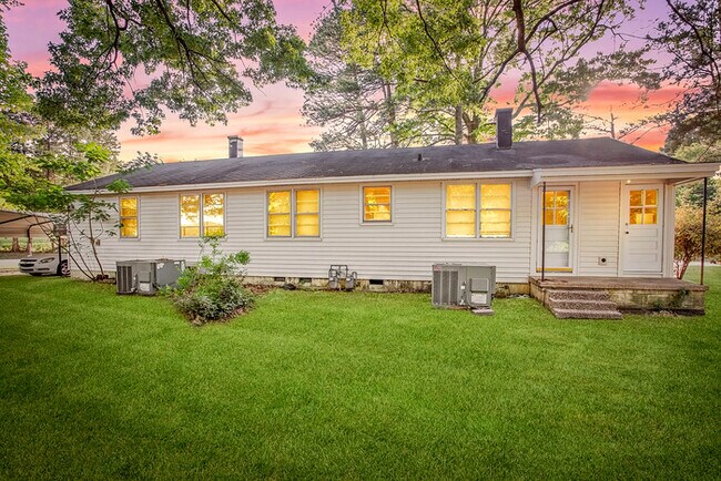 Building Photo - Recently Renovated 1/1 Unit