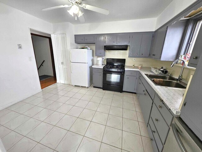 Building Photo - 775 3rd St