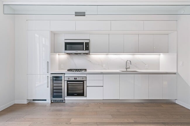 Building Photo - 505 W 43rd St