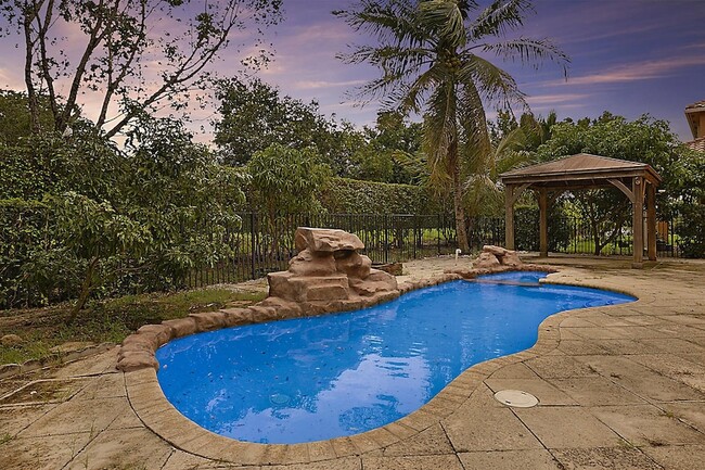 Photo - 748 Cresta Cir House