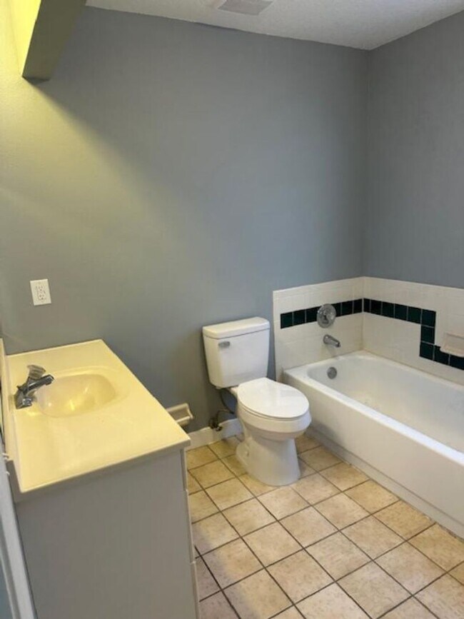 Foto del edificio - Spacious Townhome  with Stunning Water Views