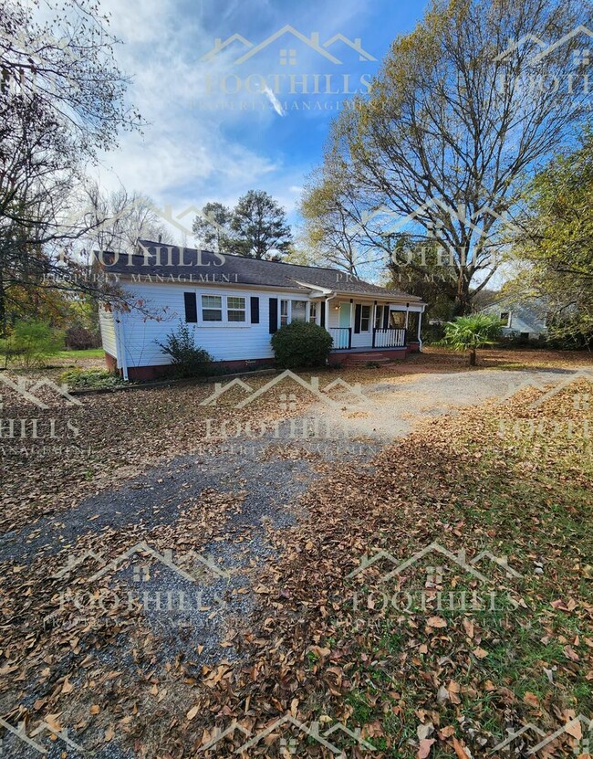 Building Photo - Charming 3-bedroom, 1-bathroom single-fami...