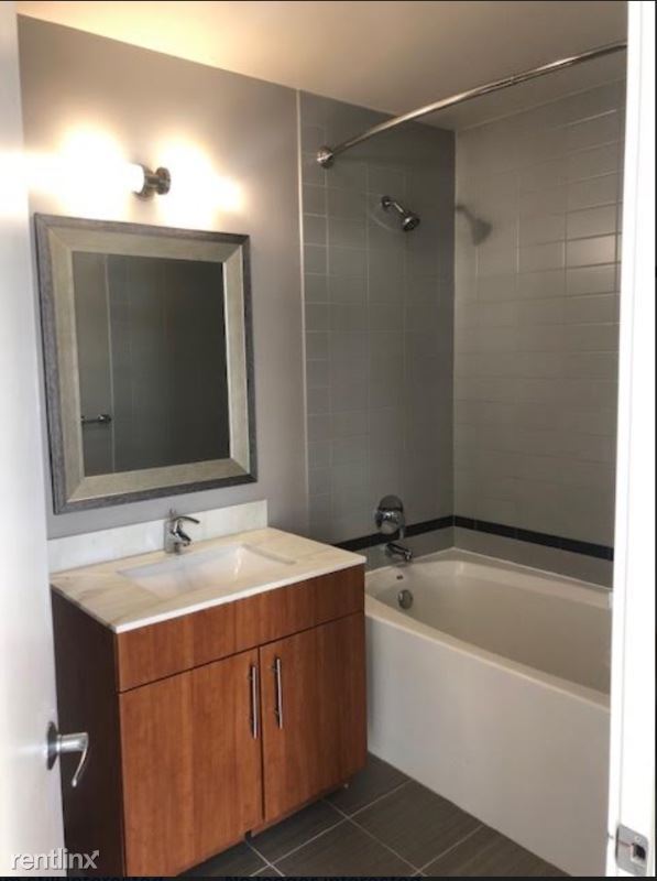 Foto del edificio - 1 br, 1 bath Apartment - 611 N State St