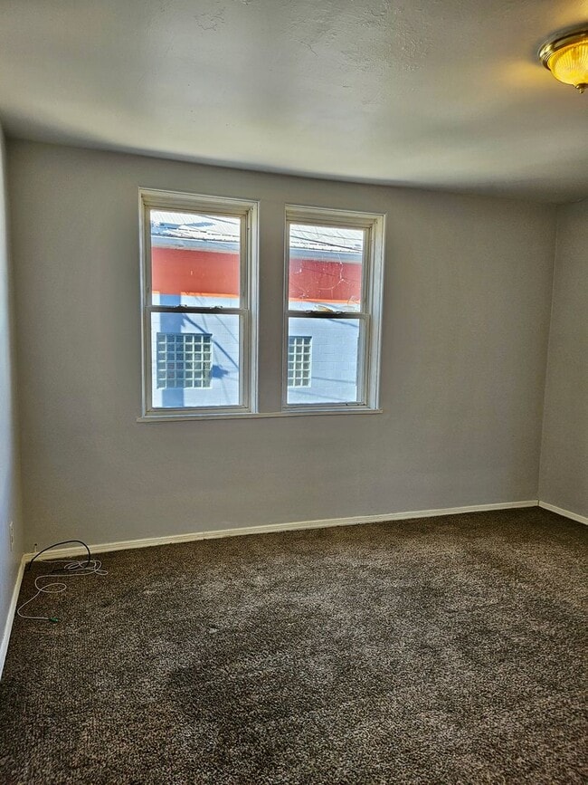 Building Photo - 627 5th Ave