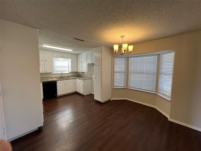 Building Photo - 3 Rooms 2 Baths Home Ready To Move In.