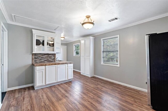 Building Photo - 2106 Silverdale St