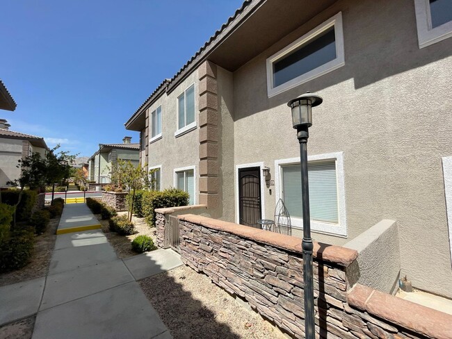 Foto del edificio - 2 Story Townhouse in Gated Community! Avai...