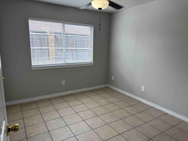 Building Photo - Garland Duplex