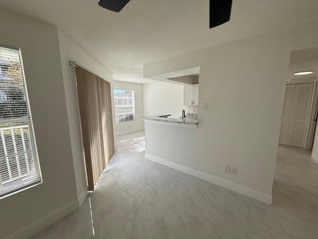 Building Photo - Newly renovated First floor, 1 Bedroom condo in the gated community of Lexington Place.