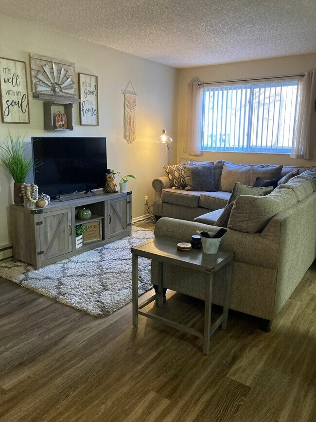 Ingrese a la comodidad y el estilo en esta sala de estar bellamente decorada. - PINETREE Apts