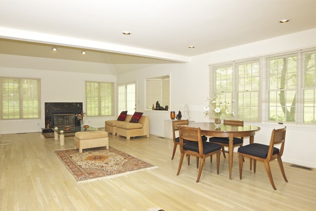 Foto del edificio - 103 Brook Hills Cir