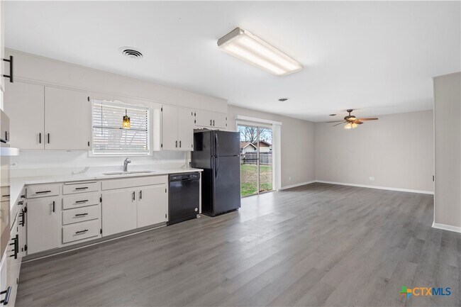 Foto del edificio - 273 Meadow Ave